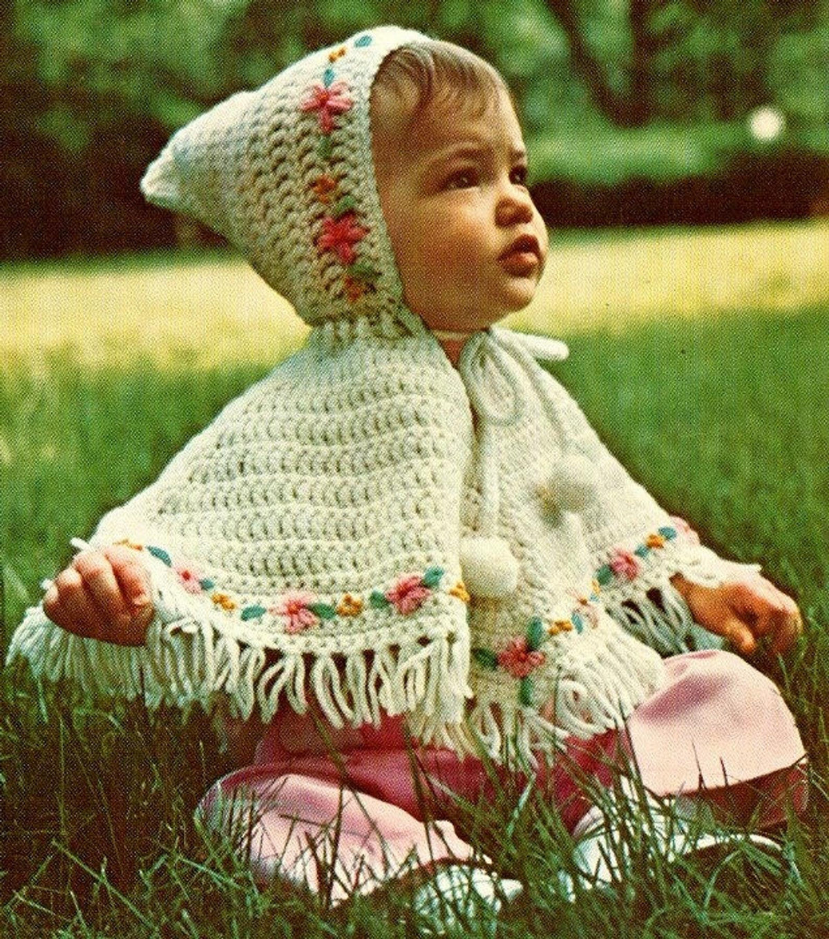 Vintage 1970er Jahre häkeln kostbare Baby Mädchen Poncho mit Kapuze Muster bestickte Blumen PDF Sofortiger digitaler Download Retro-Kapuzen-Mädchen-Poncho