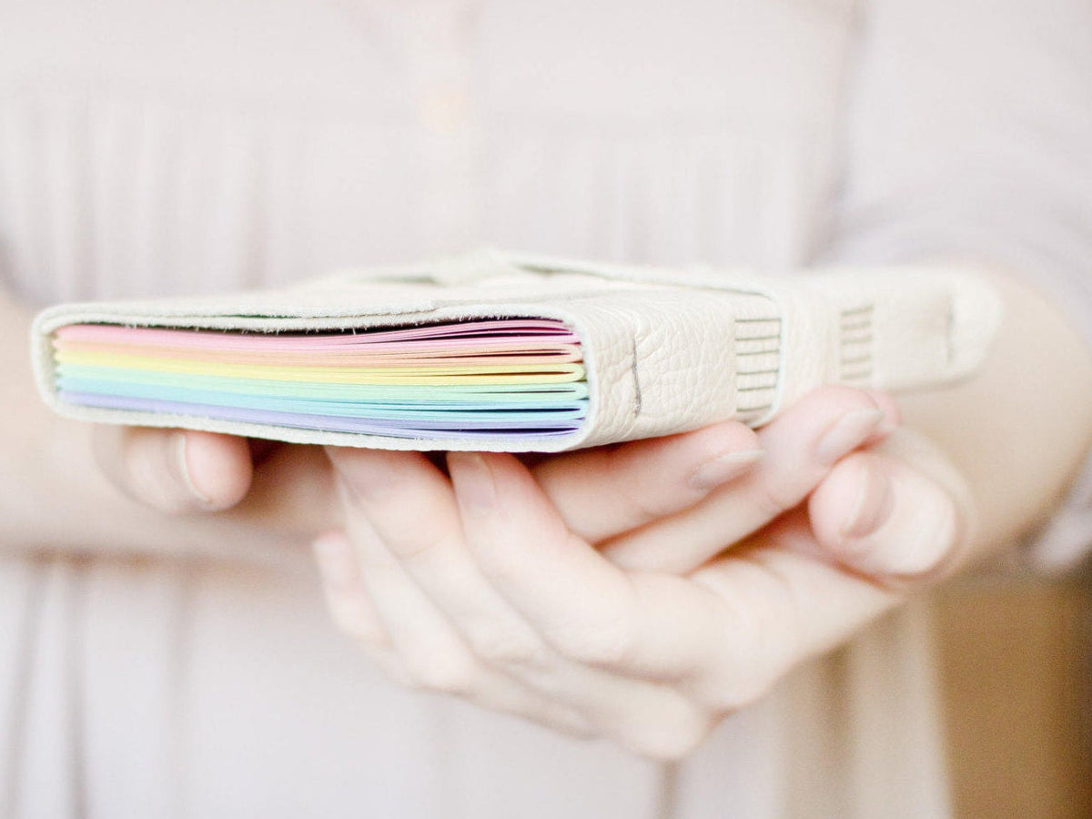 Regenbogen-Leder-Wrap-Journal – handgebundenes Leder-Leerbuch – 6 x 4 – individuell – Pastellfarbene Seiten – A6
