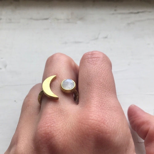 Ring der Mondgöttin - Halbmond mit Regenbogenmondstein