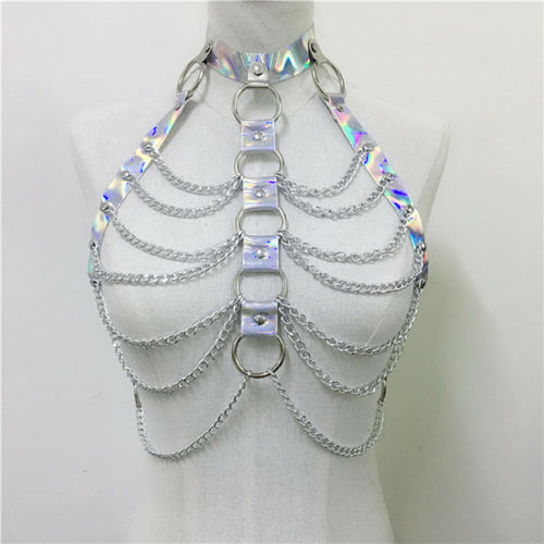 Holografisches Outfit aus Kunstleder mit sexy rückenfreien Oberteilen mit Metallkette