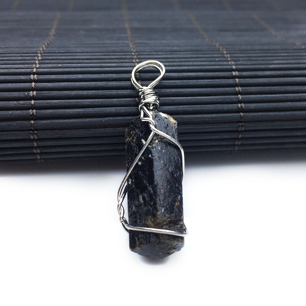 Natürlicher schwarzer Turmalin-Naturstein-Anhänger Reiki-Perlen-Anhänger Nunatak Raw Chakra Healing Energy Stone Wire Wrapped Schmuck