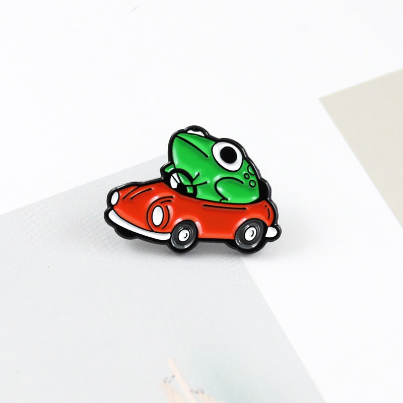 Frog Driver Emaille Pin Kleine rote Autobrosche Rucksack Kleidung Revers Lustiger Tierfrosch Schmuck Geschenk für Freunde Kinder
