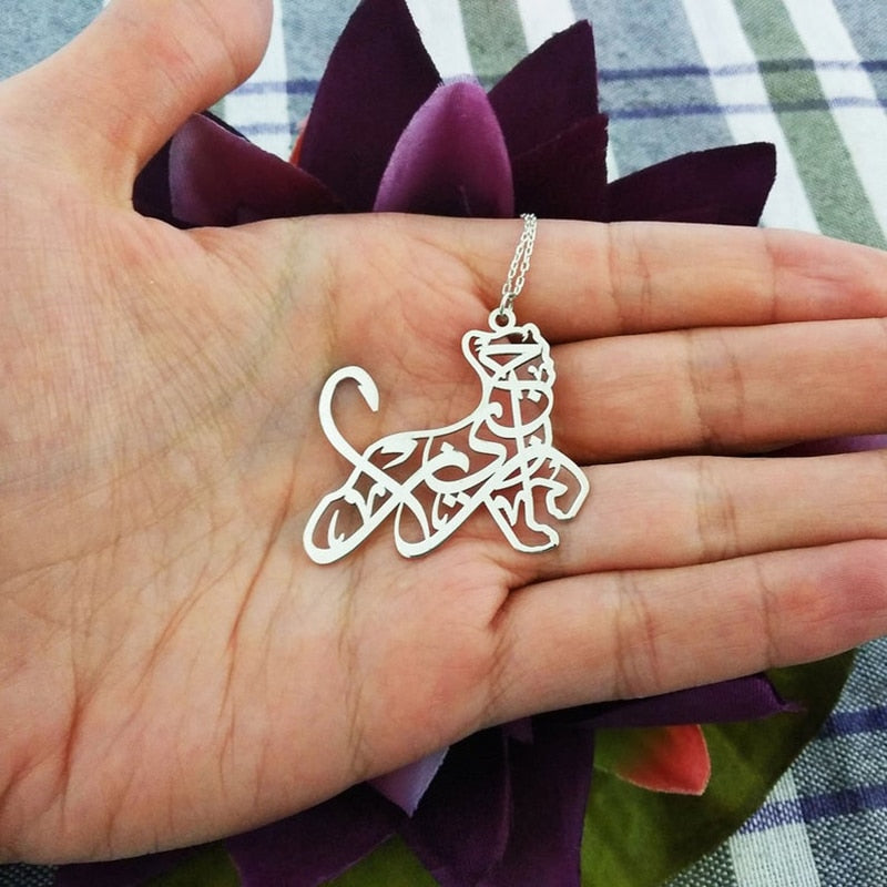 Collar de caligrafía árabe en forma de Leona, colgante de nombre personalizado de caligrafía islámica, collar de monograma árabe, joyería árabe