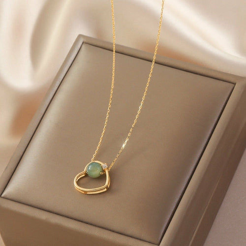 Goldene Jade-Halskette mit Herzmotiv