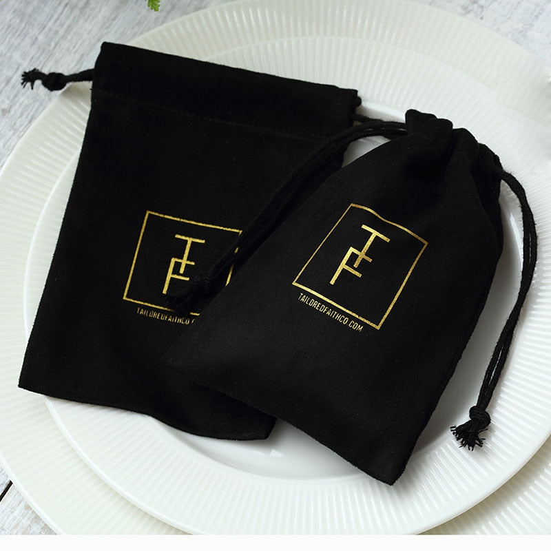 100 schwarze Flanell-Schmuck-Geschenktüten mit personalisiertem Logo, Samt-Schmuckverpackung, Kordelbeutel für die Dekoration von Hochzeitsfeiern
