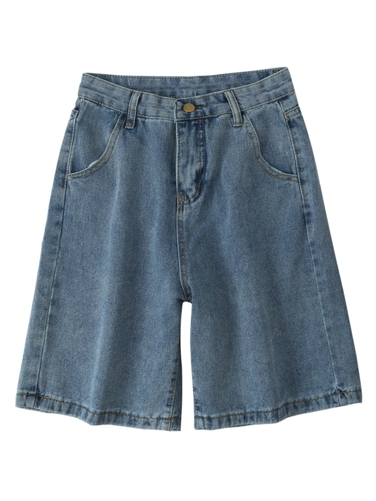 Sommerliche hellblaue Denim-Shorts mit weitem Bein