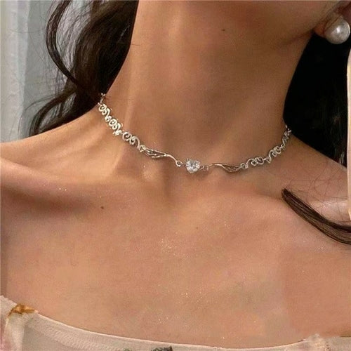 Silberfarbene unregelmäßige Halsband-Halskette für Frauen, Liebesherz-Kristall
