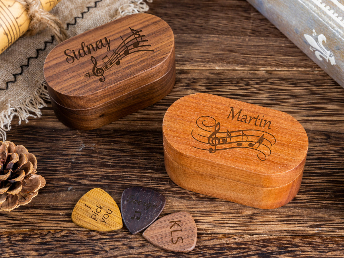 Púa de guitarra personalizada con caja de madera, caja de selección de guitarra con nombre grabado, regalo para marido, soporte de selección de guitarra de madera, regalos de padrino, regalos para hombres