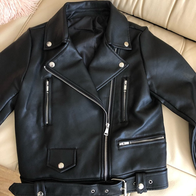 Schwarze Lederjacke mit Reißverschluss | Bikerjacke aus Kunstleder | Damen Motorradjacke mit Gürtel | Jacke mit Umlegekragen | Motorradjacke
