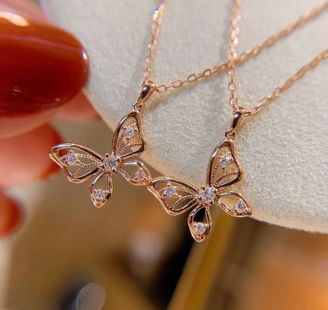 Collar de pedante de mariposa hueca chapada en oro de 18 quilates Collares de cadena de capas de mariposa de cristal de circón para mujer hermosa
