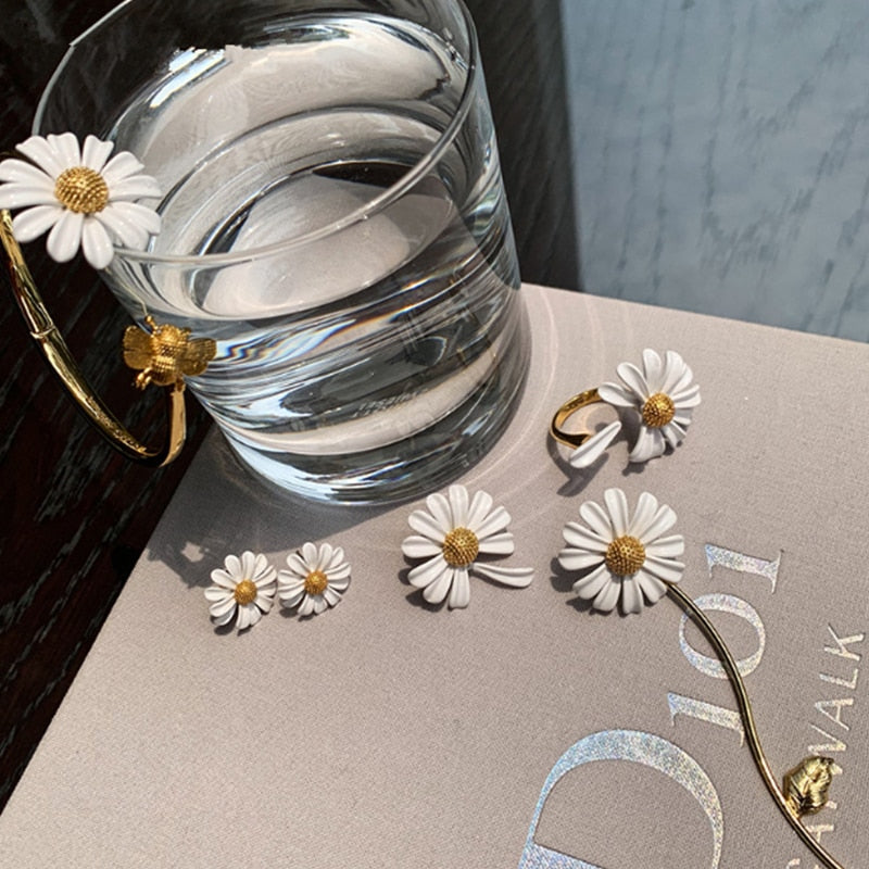 UILZ 4 Piece/Set Korean New Design Jewelry Elegant White Daisy Paint Pendant Alloy Bee Sweet Style Female Set Bijoux