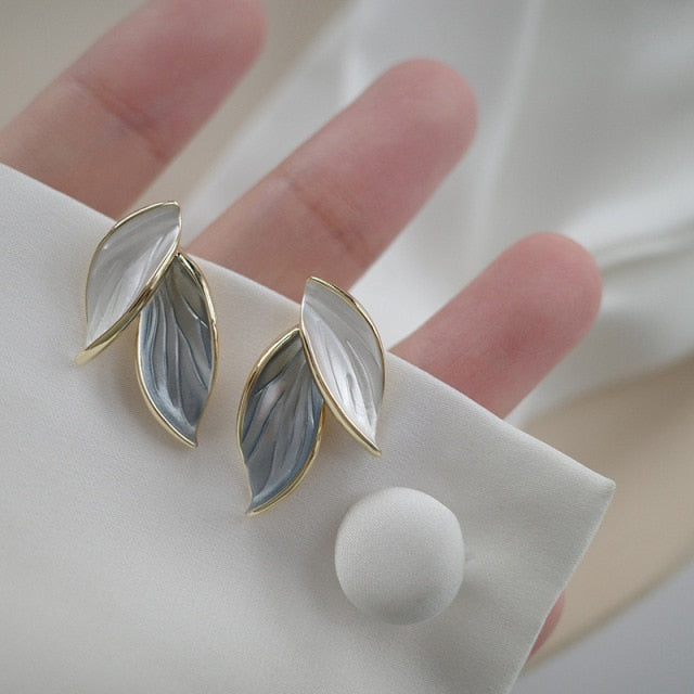 Koreanische Goldmetallblatt-Bolzen-Ohrringe für Frauen-Sommer-frischen süßen Ohrring 2022 modische Schmuckzubehör-Großverkauf